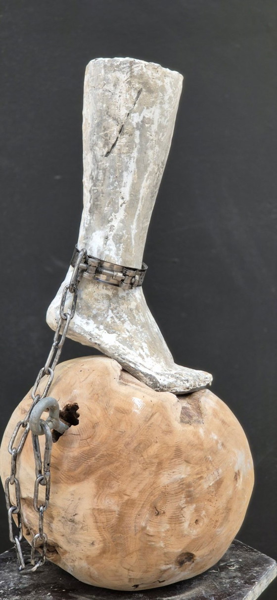 En equilibrio: escultura de cemento con madera. – Metal, Stone (photo 5 of 7)
