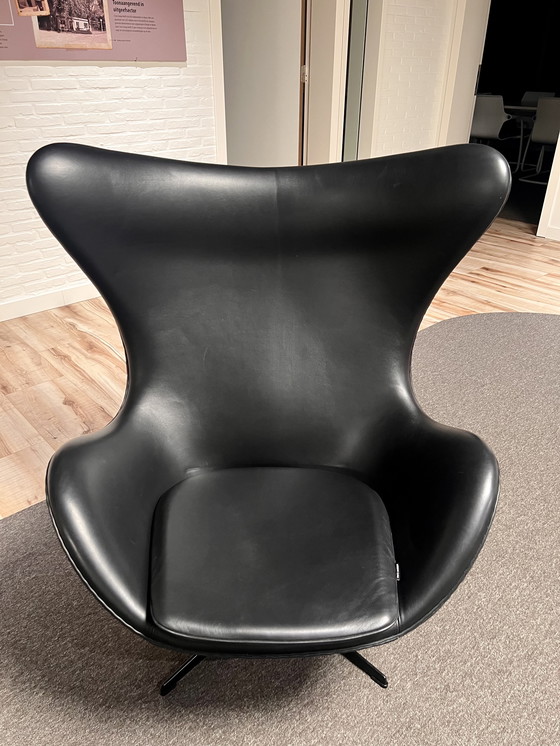 Image 1 of Fritz Hansen Egg Chair mit Fußhocker (limitierte Auflage)