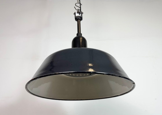 Image 1 of Industriële zwarte emaille fabriekslamp met porseleinen bovenkant, jaren 50