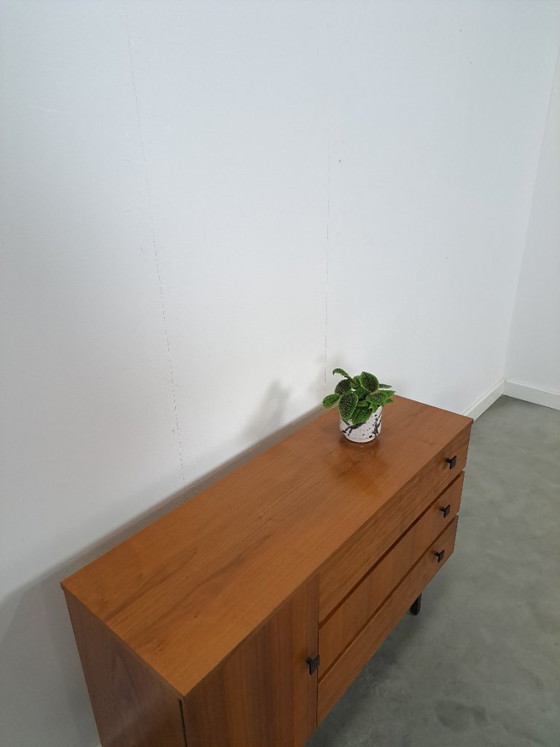 Image 1 of Zapatero con espacio de almacenamiento y tiradores negros.