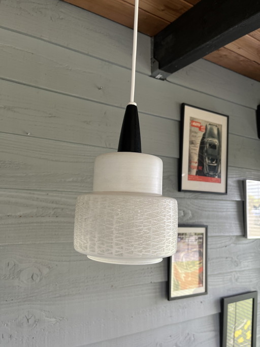 Lampada a sospensione vintage francese in opalino bianco/nero, stile metà secolo.