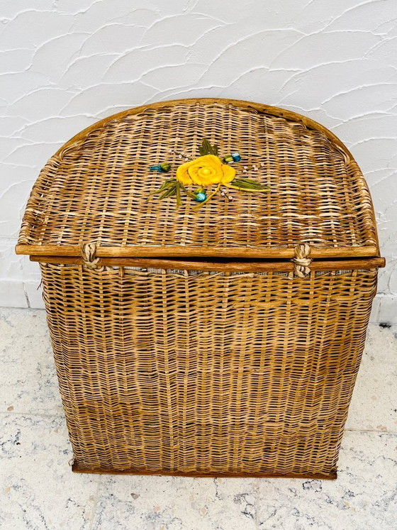 Image 1 of Vintage rieten mand met kleurrijke bloemenversiering