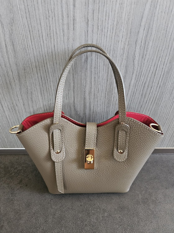 Italienische Lederhandtasche – Henkeltaschen, Leather (photo 5 of 5)