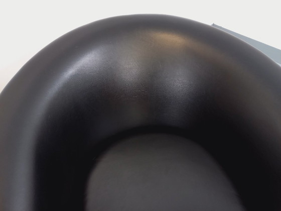 Image 1 of Een paar vintage Scandinavische draaibare fauteuils van imitatieleer en chroom uit de jaren 70.