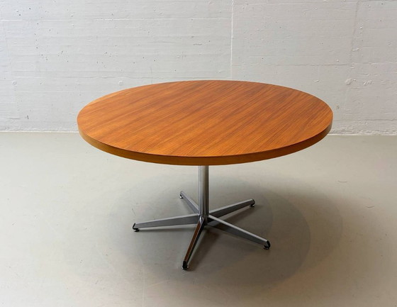 Image 1 of Mesa redonda con tablero de nogal, años 70