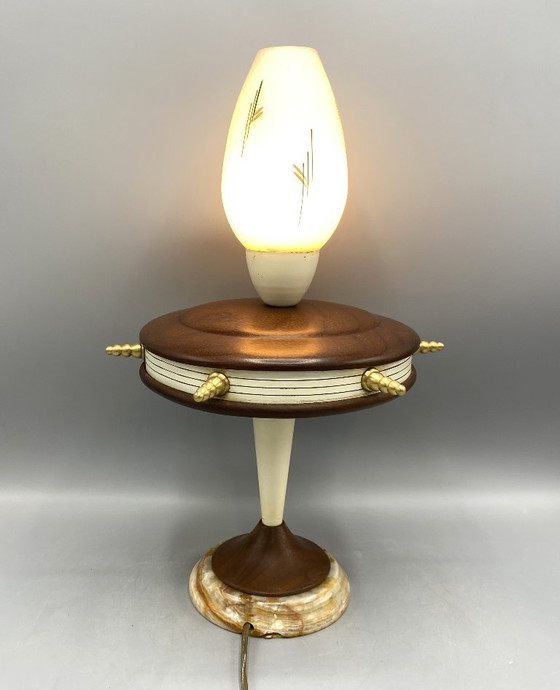 Image 1 of Vintage Mid-Century Tafellamp – Houten & Onyx Voet, Messing Details, Design Jaren 50 – 60 - Unieke Decoratieve Lamp