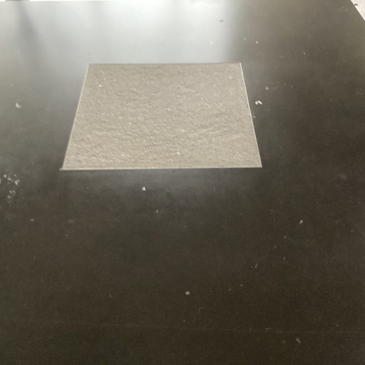 Tafelblad in Doornikse blauwe hardsteen + tafelpoot in smeedijzer