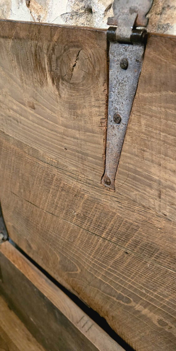 Image 1 of 18e-eeuwse massief eikenhouten gotische kist, Frankrijk