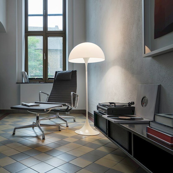 Image 1 of Louis Poulsen Panthella vloerlamp