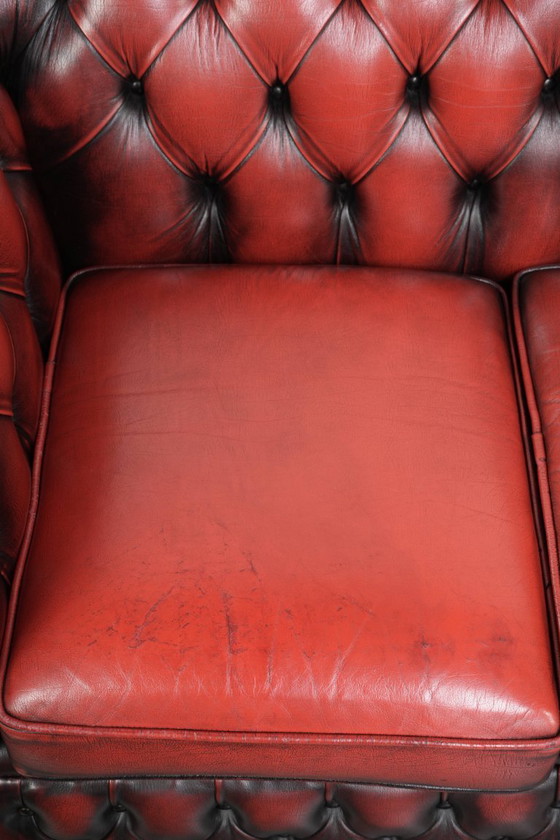 Image 1 of Englisches Chesterfield-Sofa, 2,5-/3-Sitzer, aus Rindsleder in luxuriösem Rot