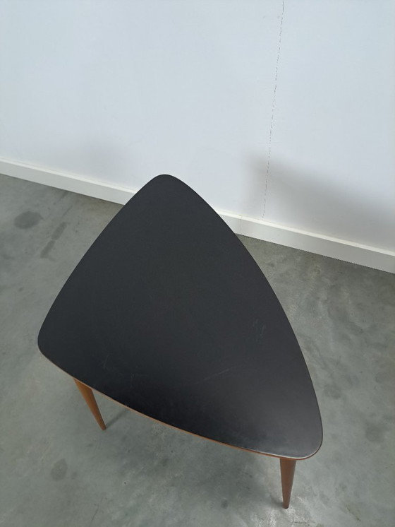 Image 1 of Set zwart wit tafel met houten poten Kaiser Köln