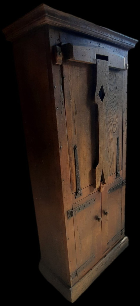 Image 1 of Raro armario de granja holandés de castaño de los siglos XVI/XVII con mesa plegable.