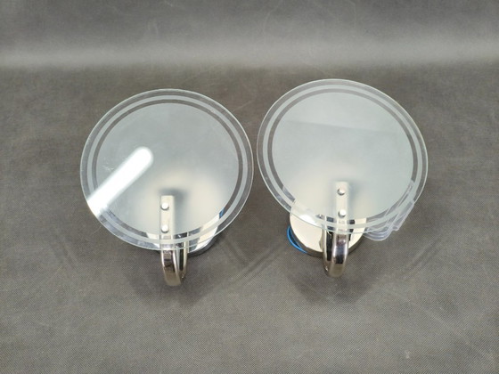 Image 1 of Een paar Tsjechische art-deco wandlampen van mat glas, jaren 1940.