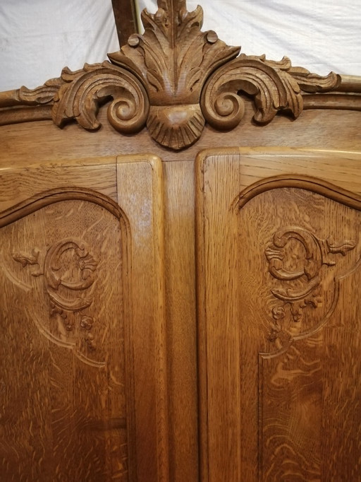 Ruime vintage kledingkast 