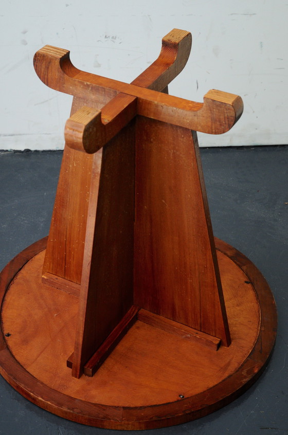 Image 1 of Una mesa para fumar Art Decó con una tapa de latón decorada.