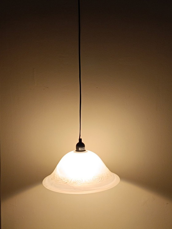 Image 1 of Paire de lustres en pâte de verre blanc et doré