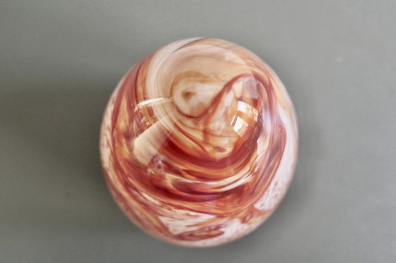 Image 1 of Drie Sfeervolle Druppelvormige Hanglampen van Rood Gemarmerd Opaline Glas