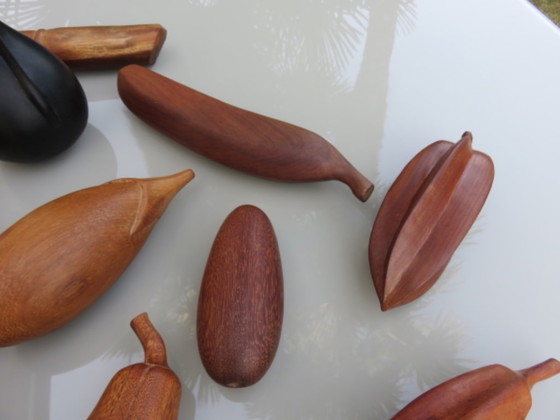 Image 1 of 12 große exotische Früchte aus Holz, 70er Jahre