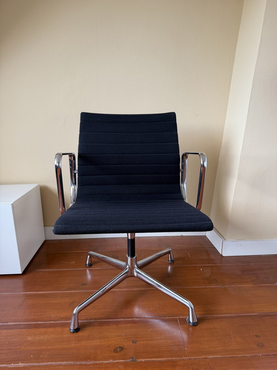 4x Vitra Aluminium Chairs EA 107 – Dining chairs (photo 12 of 15)