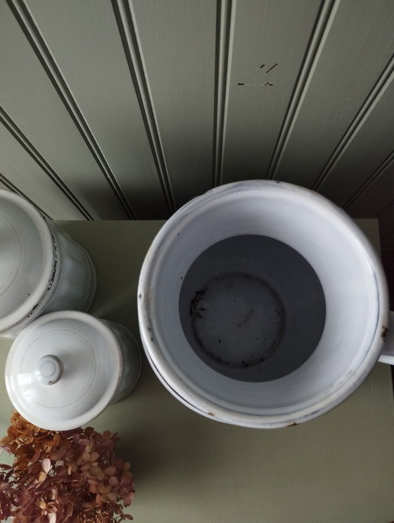 Image 1 of Großer, bauchiger Krug aus weiß emailliertem Metall mit Goldrand