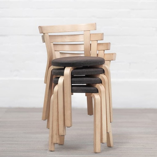 Artek 68 Kantinenstuhl stapelbar