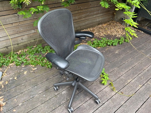 Herman Miller Aeron Bürostuhl mit anthrazitfarbenem Fußkreuz