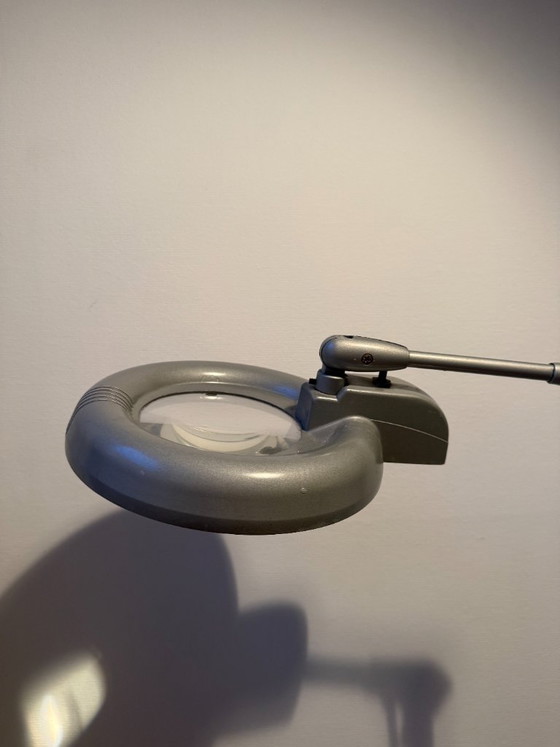 Image 1 of Lampada da scrivania vintage Dazor M-1470R con lente d'ingrandimento e braccio snodabile.