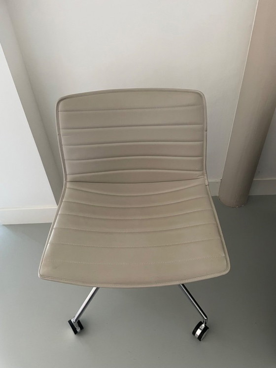 Image 1 of 9x sedie da conferenza Arper Catifa in pelle. 6 beige chiaro, 3 beige