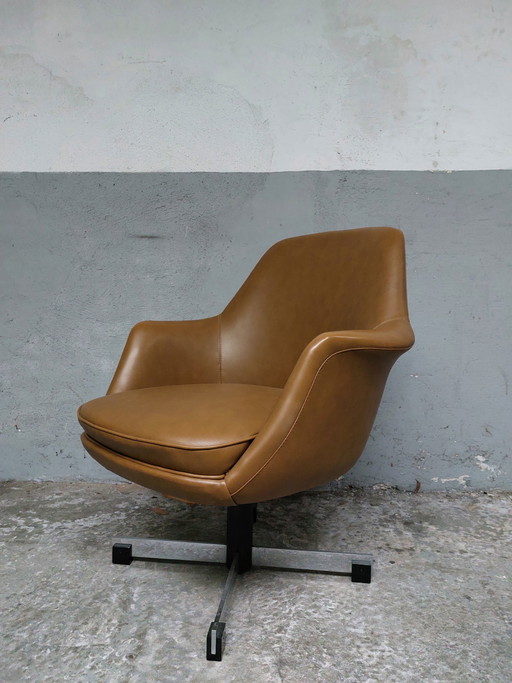 Vintage Mid-Century Swivel Design Armchair