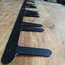 Umbra de Aminimal Studio: estante de pared escultural de metal negro.