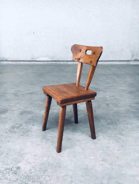 Image 1 of Handgefertigtes Esszimmerstuhl-Set aus rustikaler Eiche im Stil der Volkskunst, Frankreich, 1940er Jahre