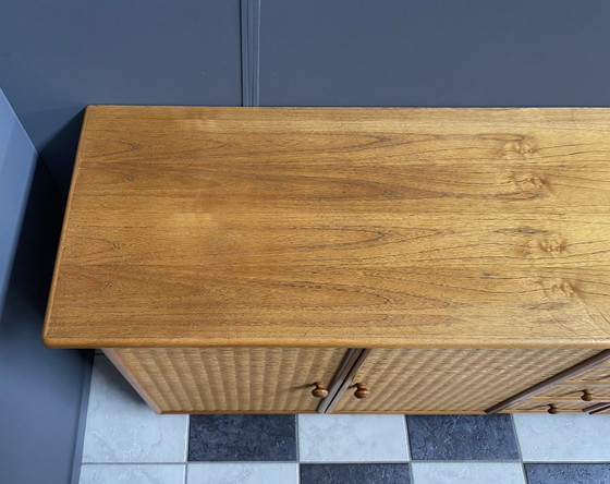 Image 1 of Grande credenza in vimini sintetico chiaro e cinghie di legno