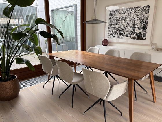 Image 1 of Table de salle à manger en noyer massif huilé