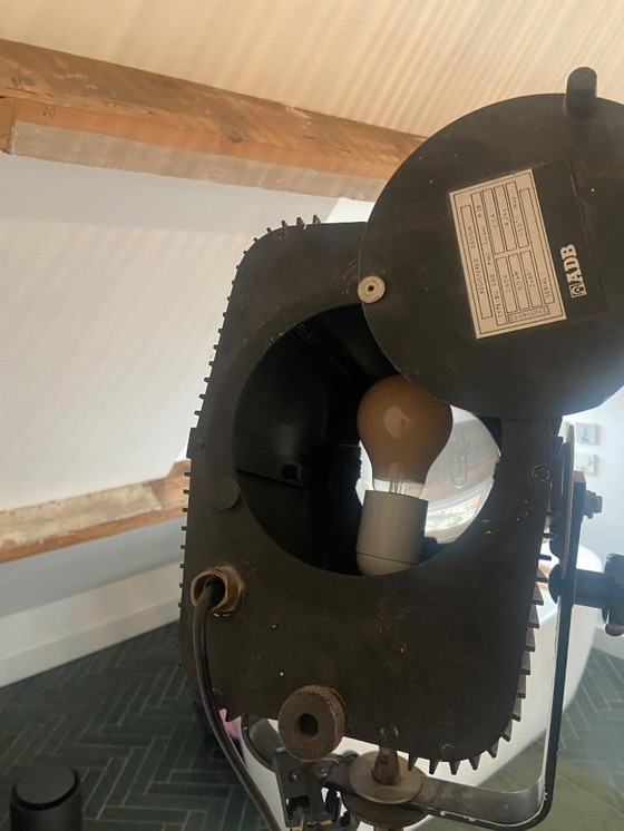 Image 1 of Lampe de studio de cinéma ou de théâtre vintage de style industriel avec pied en métal de chez ADB