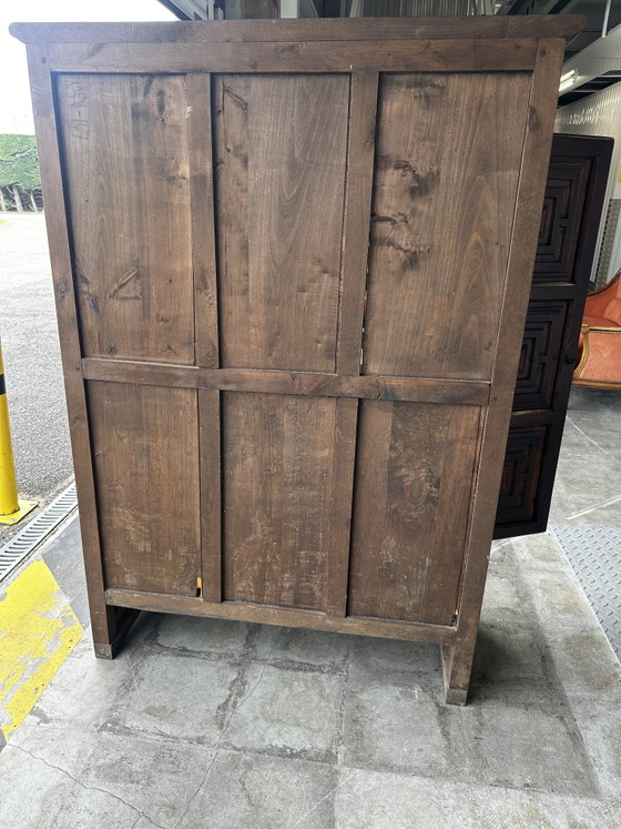 Image 1 of Antiker Kleiderschrank/Schrank im spanischen Stil aus Massivholz mit geschnitzten Paneelen