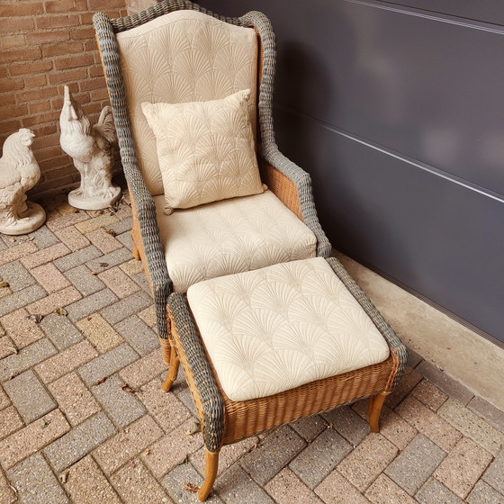 Image 1 of Poltrona lounge e poggiapiedi in rattan in stile French Grange.