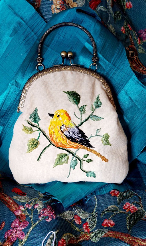 Bolso de diseño, hecho a mano, con bordados.