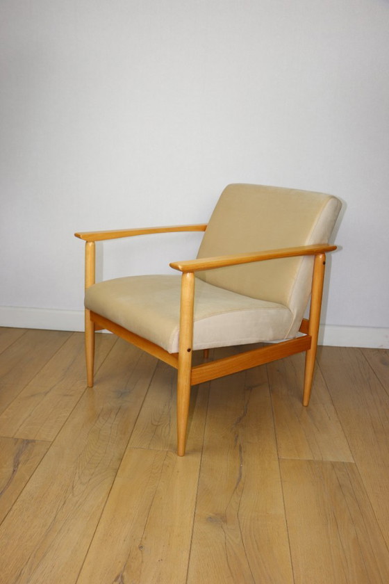 Image 1 of Fauteuil loft vintage années 70, beige clair, tissu velours, bois de hêtre naturel