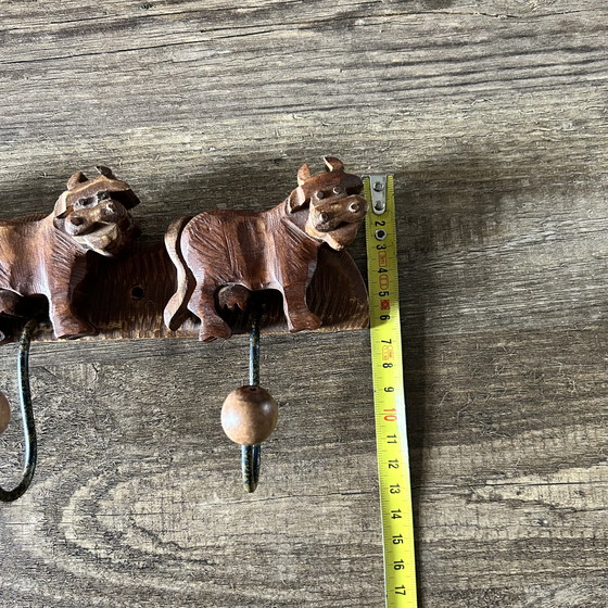 Image 1 of Appendiabiti vintage in legno a forma di mucca