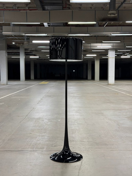 FLOS Spun Light Lampada da terra Nera – Lampade da terra, Plastica (photo 3 of 10)