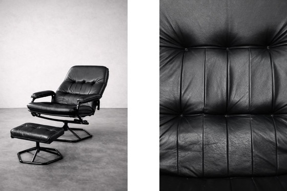 Image 1 of Poltrona girevole e pouf in pelle nera danese moderna vintage di metà secolo di Unico, anni '70, set di 2