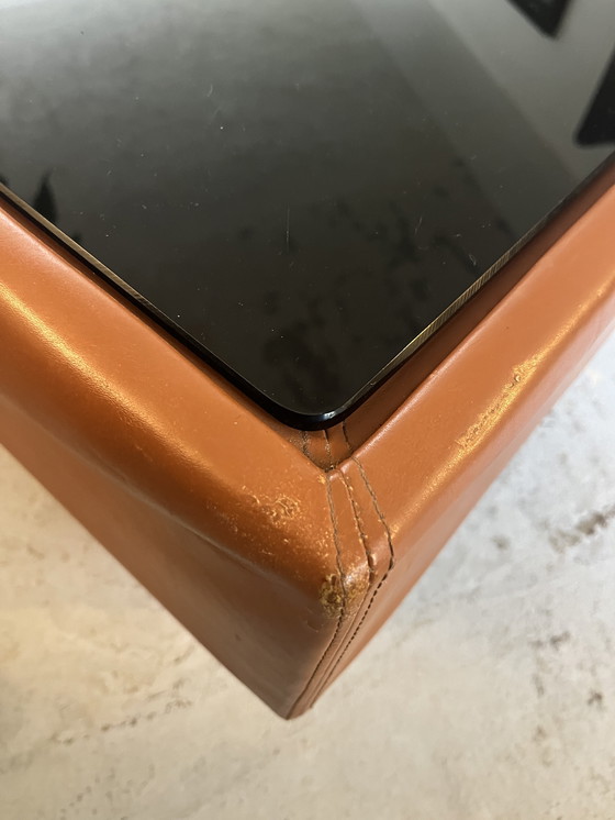 Image 1 of Mesa de centro de cuero color caramelo y cristal negro