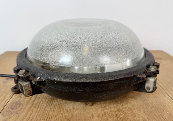 Zwarte industriële gietijzeren wand- of plafondlamp van Elektrosvit, jaren 60. – Wandlampen, Glass, Cast Iron (photo 9 of 14)