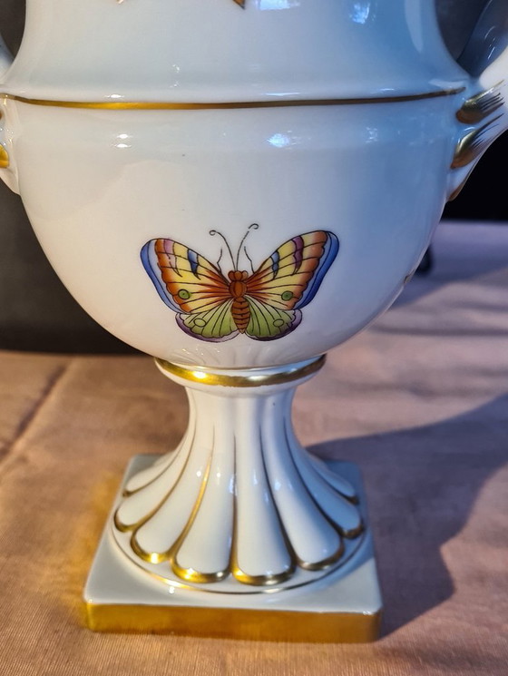 Image 1 of Herend Queen Victoria vaas met handvatten op voet- 24-karaats gouden accenten.