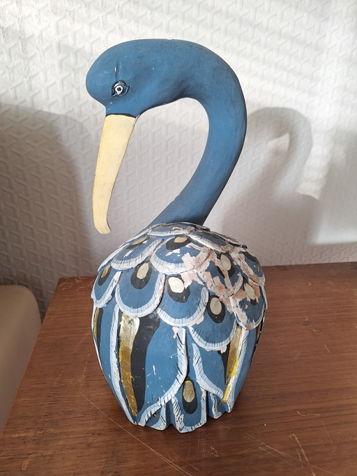 Estatua antigua pintada de un pájaro