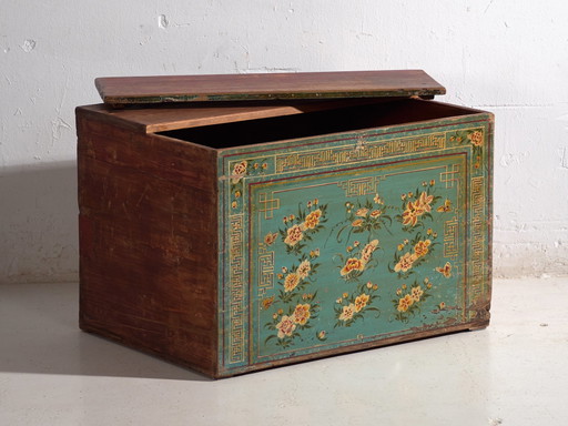 Malle chinoise antique en bois de pin – Dongbei, circa 1930