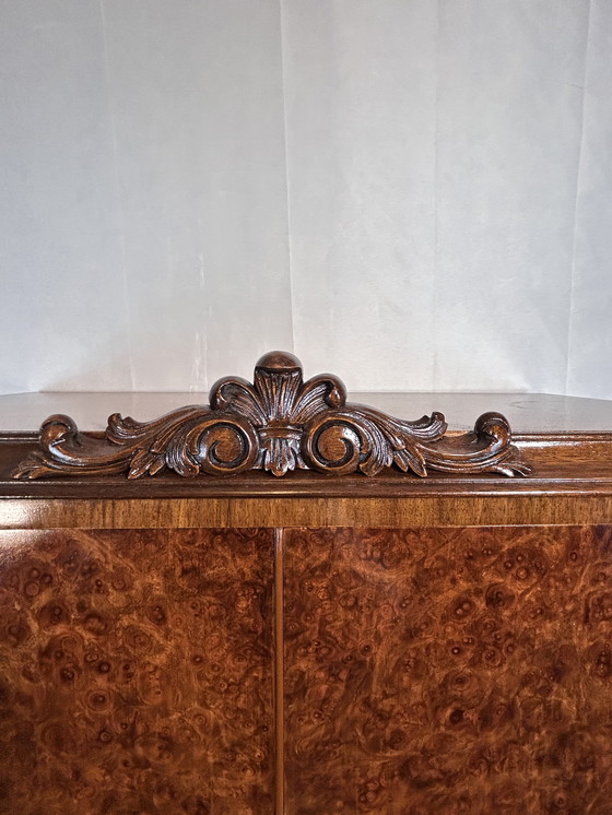 Image 1 of Mid-20th Century Burr Walnut Drinks Cabinet - Art Deco Eleganz trifft Queen Anne Charme