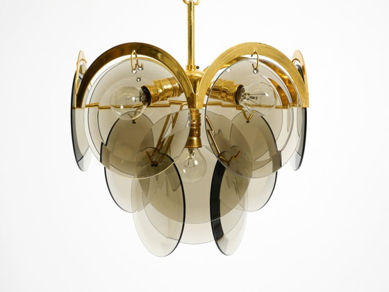 Image 1 of Bellissimo lampadario da soffitto originale degli anni '60 in ottone di grandi dimensioni con ampie piastre di vetro rotonde.