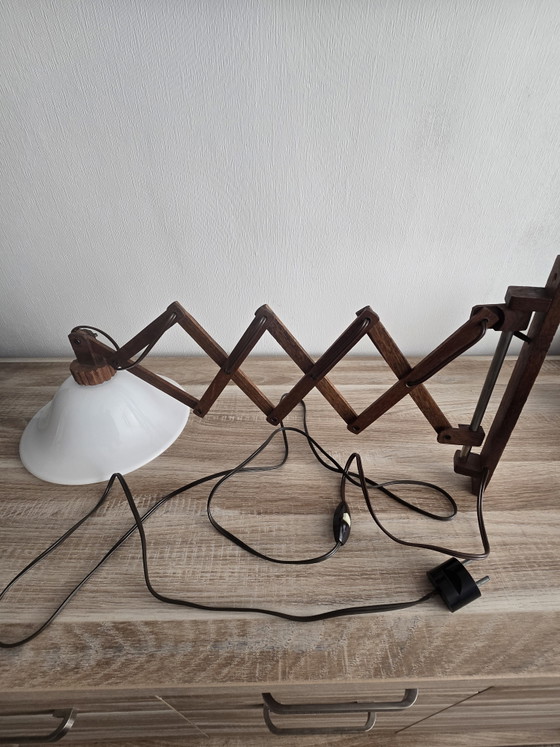 Image 1 of Zeldzame Nederlandse wandlamp uit de jaren 60/70 met accordeonvormig frame en opalen tulpvormige kap – Restauratieproject