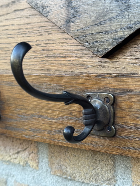 Image 1 of Porte-manteau de l'école d'Amsterdam | vers 1920 | Chêne massif | Une pièce qui attire tous les regards